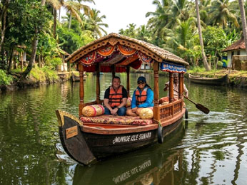 shikara_boating_in_Munroe_Island_Backwaters