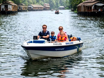 speed_boating_in_Munroe_Island_Backwaters
